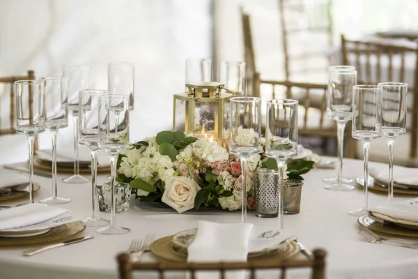 テントの中での結婚披露宴のテーブルのセットアップ — ストック写真