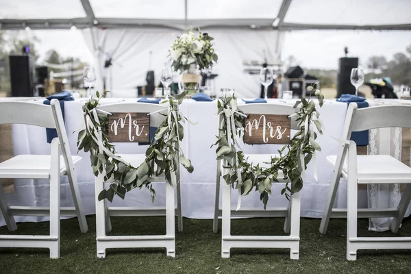 Mesa Boda Debajo Tienda Con Sra Signos Las Sillas — Foto de Stock