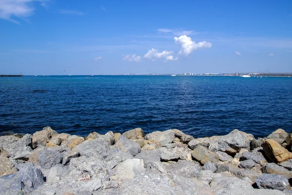 Meereslandschaft mit Land bei sonnigem Wetter. die Schwarzmeerküste, die Stadt Anapa, Südrussland — Stockfoto