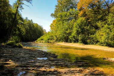 Bir kaynak saf dağ su, Krasnodar bölgesi, Rusya Federasyonu