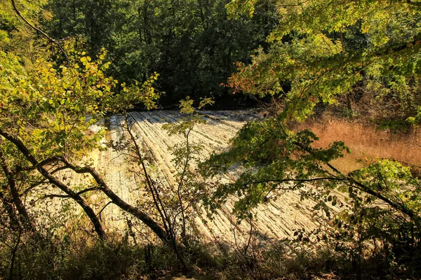 Una fuente de agua pura de montaña, región de Krasnodar, Rusia — Foto de Stock