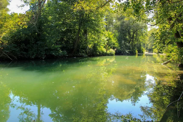 Uma fonte de água pura da montanha, região de Krasnodar, Rússia — Fotografia de Stock