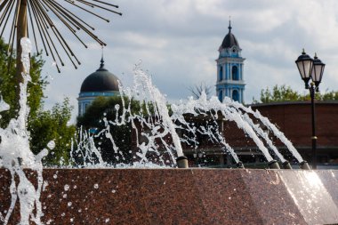 Epiphany Katedrali, Noginsk Çeşmesi, Rusya arka planda kubbe ve çan kulesi
