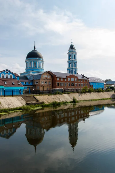 Sobór Objawienia Pańskiego w Rumia i rzeką Klaźmą. Centrum Rumia, Moscow oblast, Federacja Rosyjska — Zdjęcie stockowe