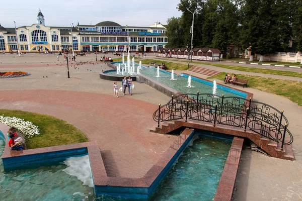 Центральная площадь с фонтанами в городе Ногинск Московской области, Россия — стоковое фото