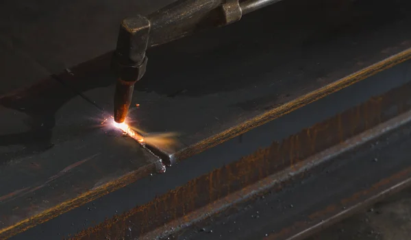 Närbild av metall skärare, stål skärning med acetylen fackla. — Stockfoto