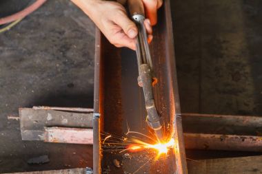 Closeup metal kesici, çelik kesme asetilen meşale ile.