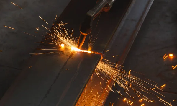 Cortador de metal de primer plano, corte de acero con antorcha de acetileno . —  Fotos de Stock