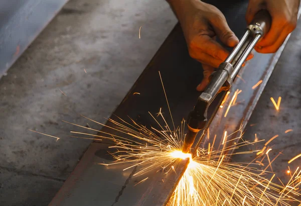 Cortador de metal de primer plano, corte de acero con antorcha de acetileno . —  Fotos de Stock