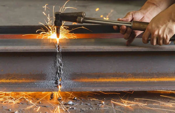 Cortador de metal, corte de acero con antorcha de acetileno . —  Fotos de Stock