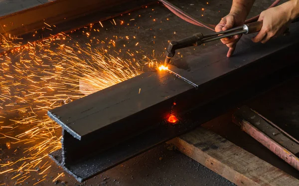 Cortador de metal, corte de acero con antorcha de acetileno . —  Fotos de Stock