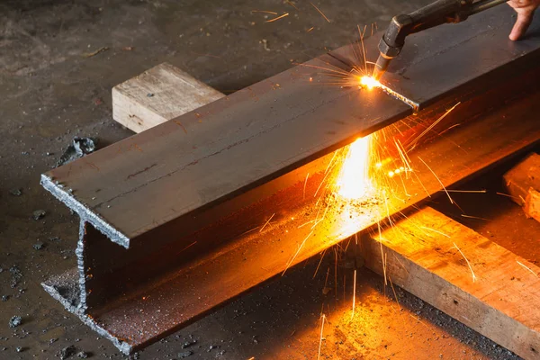 Cortador de metal, corte de acero con antorcha de acetileno . —  Fotos de Stock