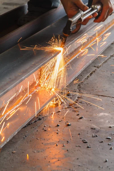 Cortador de metal, corte de aço com tocha de acetileno . — Fotografia de Stock