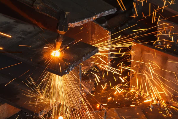 Closeup metaal cutter, stalen snijden met acetyleen fakkel. Stockfoto