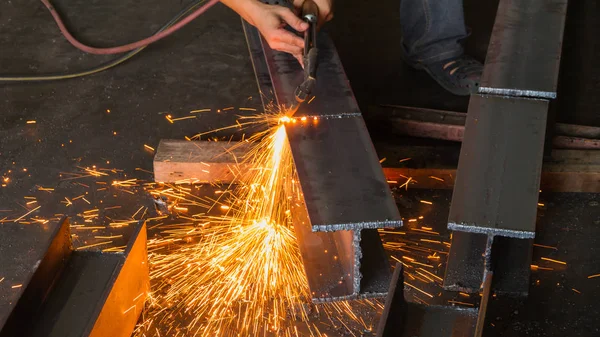 Metaal cutter, stalen snijden met acetyleen fakkel. Rechtenvrije Stockafbeeldingen