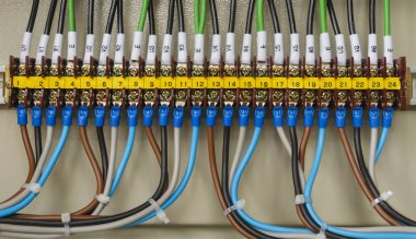 Ön taraf renkli elektrik tesisatı closeup makine elektrik kontrol panelinde gösterilen.