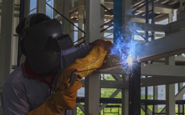 Kaynakçılar tarafından ark kaynak kaynak çelik yapısal. Çelik imalat sanayi.