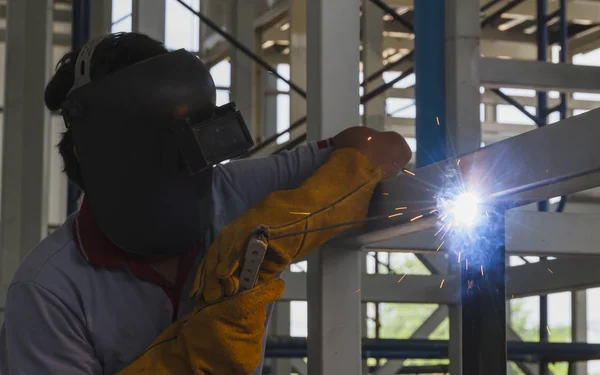 Les Soudeurs Soudaient Structure Acier Par Soudage Arc Industrie Sidérurgique Photo De Stock