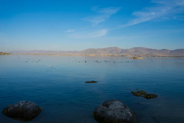 Kék tó Sevan Örményországban — Stock Fotó