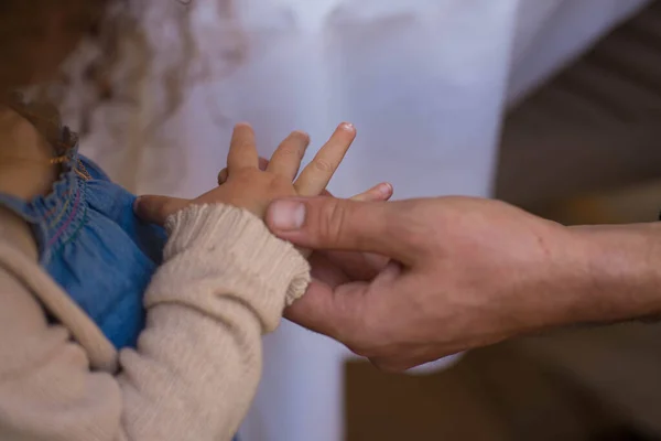 Mann zählt Finger an Mädchenhand — Stockfoto