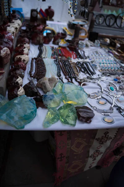Olika souvenirer i form av månsten, armband, små granater — Stockfoto