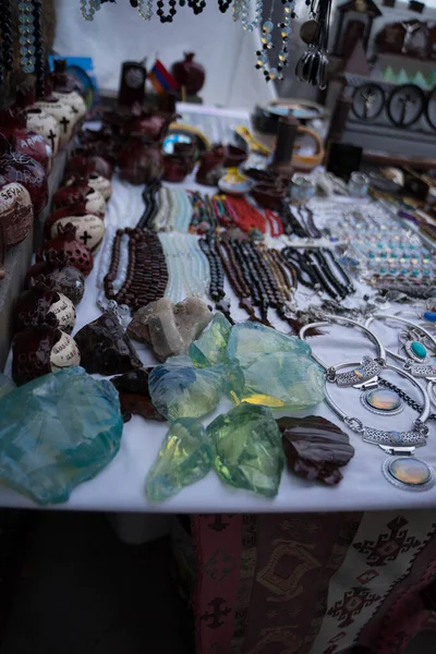 Various souvenirs in the form of moonstone, bracelets, small garnets — Stock Photo, Image