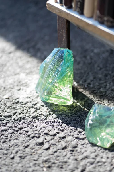 Grandes partes de la piedra lunar brillan al sol —  Fotos de Stock