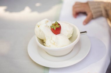 Çilekli ve köpüklü bir fincan kapuçino.