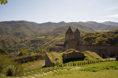 Yeşil dağ ve çimlerin arka planında bir kilise