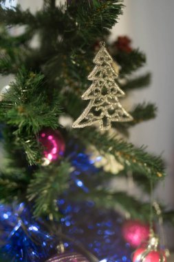 Yılbaşı oyuncakları ve çelenkleriyle Noel ağacı