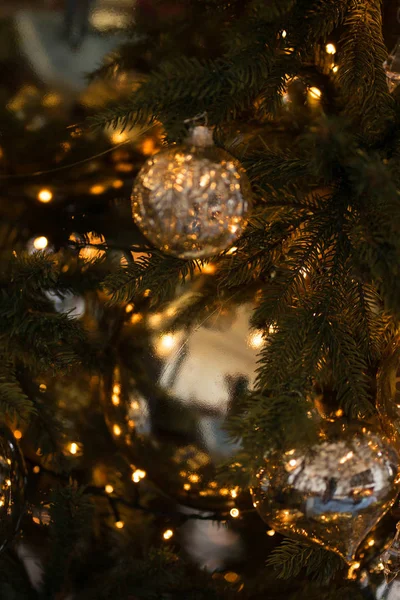 Árvore de Natal com brinquedos dourados — Fotografia de Stock