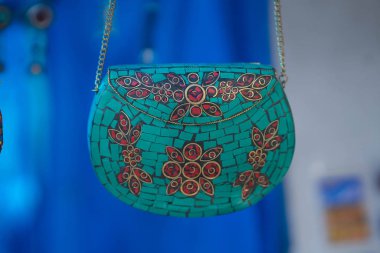 mavi boncuk çantası ve diğer çok renkli çakıl taşları