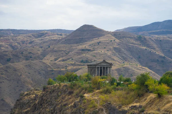 Ermenistan 'da kum dağları yeşilliğin arka planına karşı — Stok fotoğraf