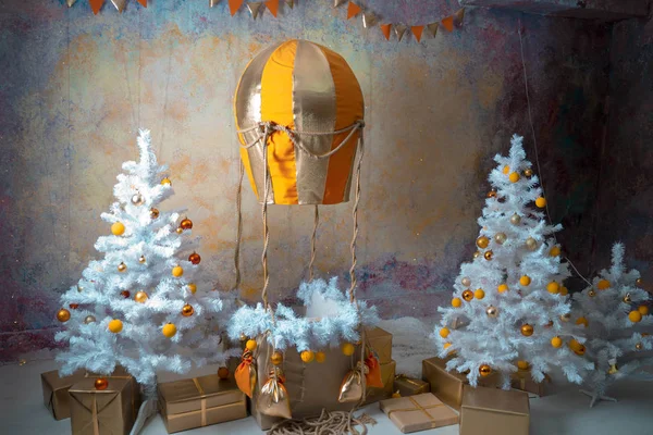 Büyük bir balo ve Noel ağaçlarıyla Noel konumu