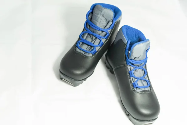 Buty narciarskie ciemnoszare z niebieskimi sznurówkami — Zdjęcie stockowe