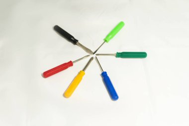 Beyaz arkaplanda renkli tornavida seti