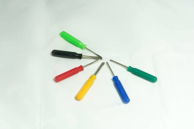 Beyaz arkaplanda renkli tornavida seti