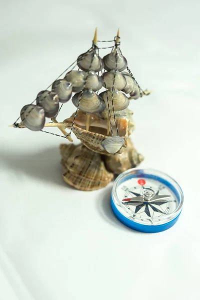 Buntes Muschelboot und Plastikkompass — Stockfoto