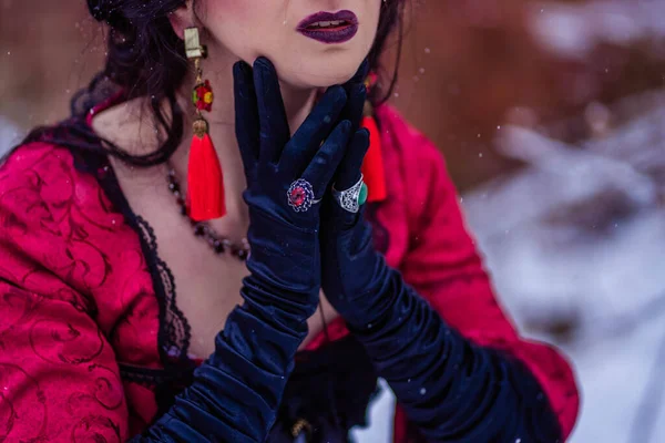 Niña en guantes negros con anillos — Foto de Stock