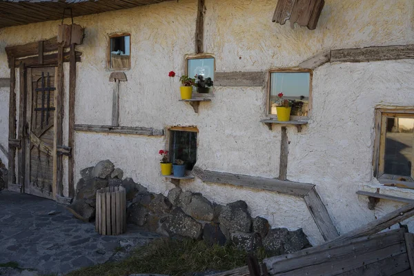 Un pequeño patio con pavimento de piedra y casas de piedra — Foto de Stock