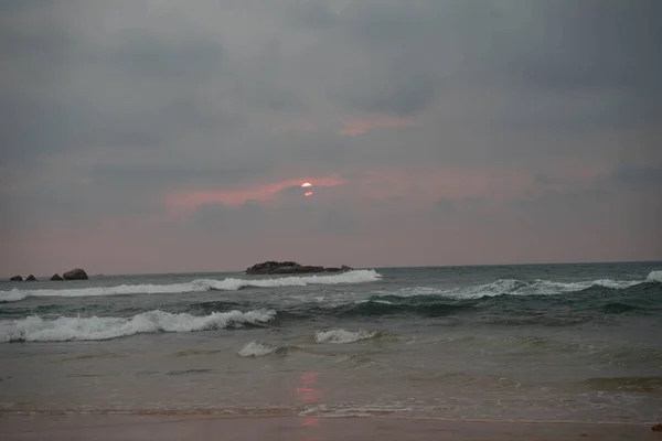 Индийский океан на закате в Шри-Ланке — стоковое фото