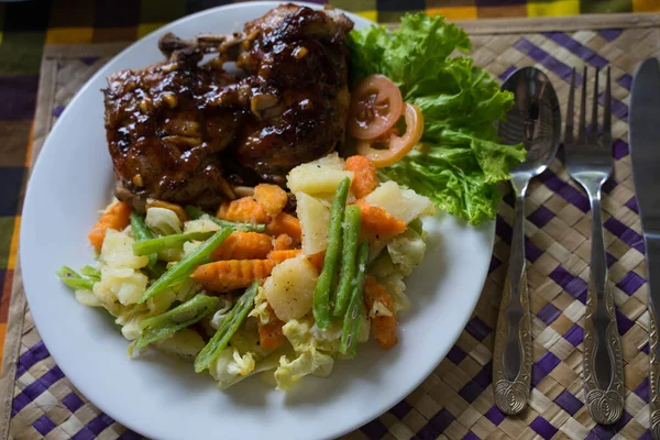 Un plato de verduras y pollo con salsa — Foto de Stock