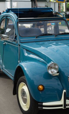 Mavi bir arabanın farları