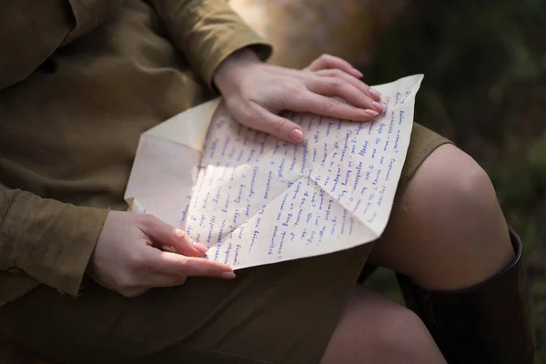 穿制服的女孩读一封信 — 图库照片