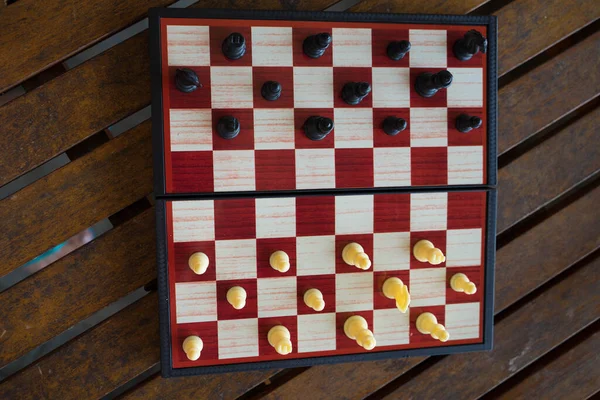 Catur hitam dan putih berdiri di papan catur — Stok Foto
