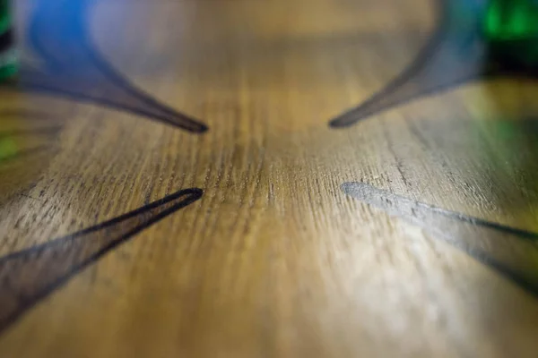 Béžový vzor na stole s tmavými pruhy — Stock fotografie