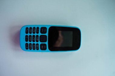 Siyah düğmeli mavi düğmeli cep telefonu