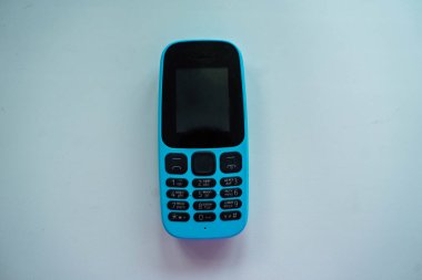 Siyah düğmeli mavi düğmeli cep telefonu