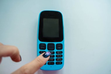 Siyah düğmeli mavi düğmeli cep telefonu