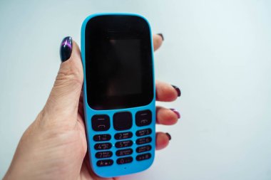 Siyah düğmeli mavi düğmeli cep telefonu